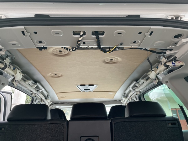 フォルクスワーゲン ティグアン 天井張替え  浮き 剥がれ 垂れ下がり 防音断熱材施工 ｜東京 新宿区