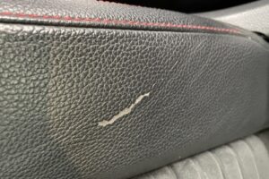 ベンツ A180 レザーシート 破れ 表皮欠損 補修｜東京 江戸川区