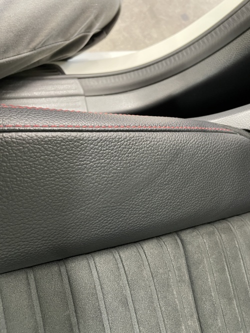 ベンツ A180 レザーシート 破れ 表皮欠損 補修|東京 江戸川区